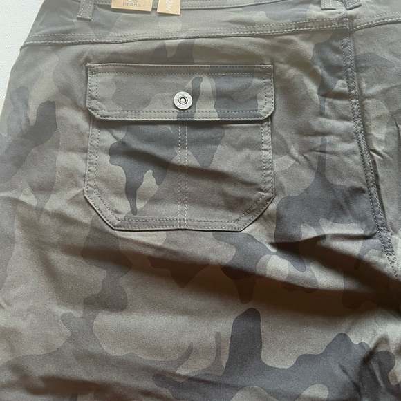 NWT Prana Women's Halle Short Plus II Size
22/7" Inseam Camo (D4) - Picture 7 of 9